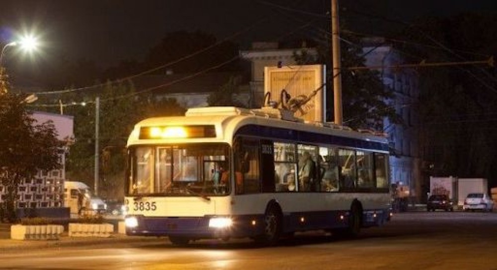 Un troleibuz și un autobuz vor deveni centre mobile de vaccinare